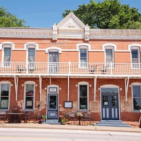 The Burlington Hotel & Bar - Alma Wi 外观 照片