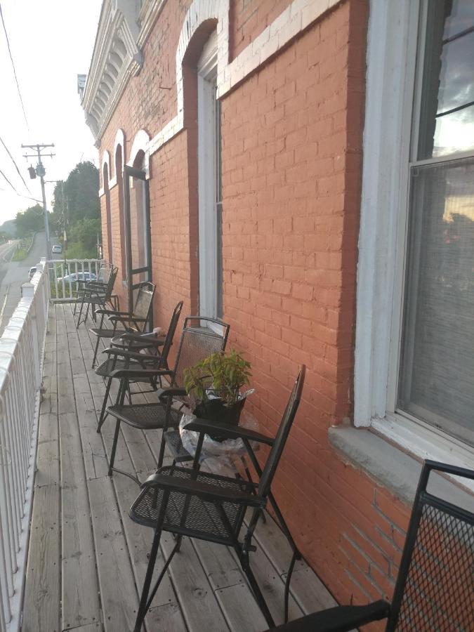 The Burlington Hotel & Bar - Alma Wi 外观 照片